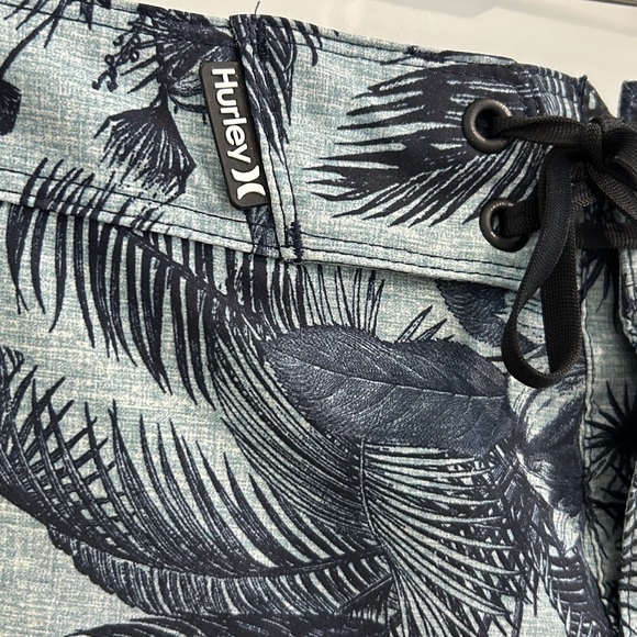 Hurley Phantom boardshorts in a palm print |Size 34 - Picture 3 of 9